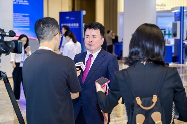 郭永吉接受中国中央电视台国际频道（CCTV-4）记者采访。【图片提供 新华社】