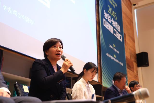 7일 서울 명동에서 열린 ‘2045 농업·농촌의 미래를 그리다’ 타운홀 미팅에서 송미령 농림축산식품부 장관이 발언하고 있다 사진농림축산식품부