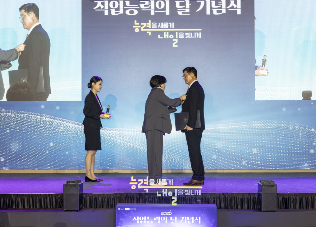 곽승호 경북산업직업전문학교 이사장이 지난 2일 서울 여의도 페어몬트 앰배서더 호텔에서 열린 ‘제30회 직업능력의 달 기념식’에서 석탑산업훈장을 받고 있다 사진안경호 기자