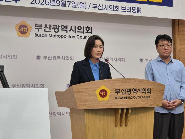 우성빈 기장군수가 7일 기자회견을 열고 죽도 매매계약과 관련한 문제점과 원 소유자 실종신고 배경을 설명하고 있다사진박연진 기자