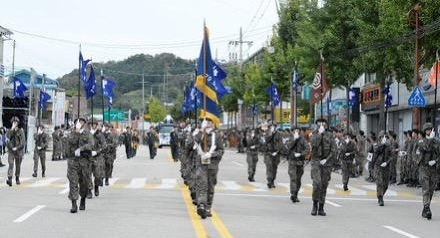 육군 27사단 ‘이기자부대’ 창설기념일 당시 강원 화천군 사내면 사창리 도로에서 장병들이 사열하고 있다 27사단은 1963년부터 사내면에 주둔하며 주민들과 59년을 함께한 뒤 2022년 해체됐다 사진은 군인들로 거리가 가득했던 당시 사창리의 모습을 보여준다사진박종석 기자