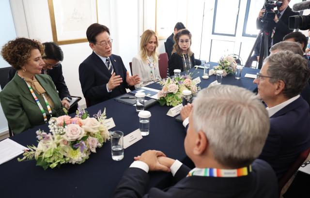 이재명 대통령이 7일현지시간 뤼미에르 서밋이 열린 프랑스 남부 생폴드방스 마그 재단에서 미국영화협회 회원사 대표들을 접견하고 있다 사진연합뉴스