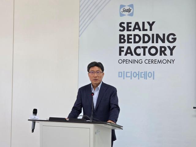 윤종효 씰리침대 대표가 지난 7일 경기도 여주 씰리침대 신공장에서 열린 미디어투어에서 발언하고 있다 사진정연우 기자