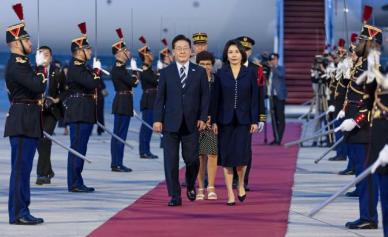 李在明抵达巴黎开启法国访问日程