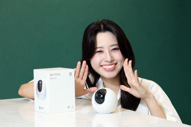 LG유플러스는 홈캠을 처음 구매하는 고객을 대상으로 입문형 스마트홈 서비스 홈캠 Lite를 출시한다고 8일 밝혔다 사진LG유플러스