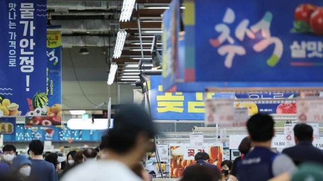 추석 장보기에 나선 시민들 사진연합뉴스