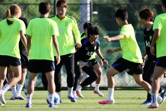 신상우 2026 아이치-나고야 아시안게임 여자 축구 국가대표팀 감독이 7일 충청남도 천안 코리아풋볼파크에서 선수들과 함께 훈련에 참여하고 있다 사진연합뉴스