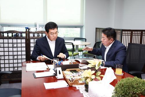 더불어민주당 신정훈 의원사진 왼쪽을 만나 화순의 현안을 설명하고 있는 임지락 군수 사진화순군