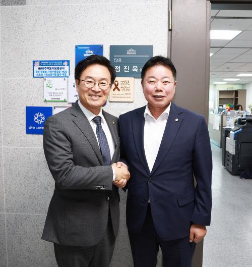 임지락 군수가 더불어민주당 정진욱 의원사진 왼쪽을 만나 악수하고 있다 사진화순군 