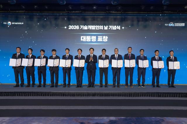 사진1 금호석유화학 김재윤 수석연구원좌측에서 다섯번째이 기념사진을 촬영하고 있다jpg사진금호석유화학