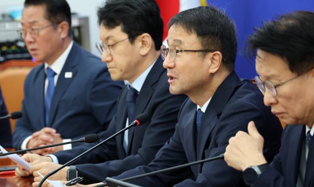 한병도 더불어민주당 원내대표가 8일 국회에서 열린 원내대책회의에서 발언하고 있다 사진연합뉴스