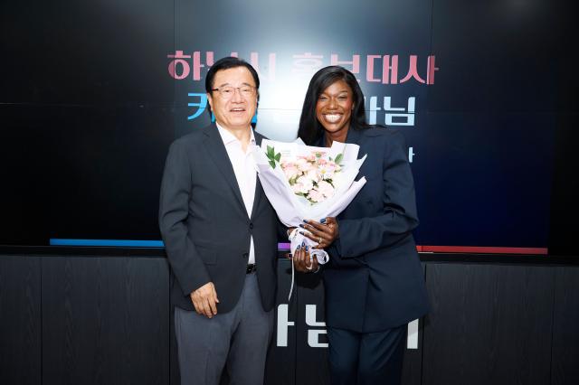 9월 7일 프랑스 출신의 세계적인 댄서이자 안무가인 카니Kany Diabaté Ahn 씨가 하남시의 새로운 홍보대사로 위촉되었다 좌이현재 시장과 우카니 씨가 홍보대사 위촉을 기념하여 꽃다발을 들고 기념사진을 촬영하고 있다 사진하남시