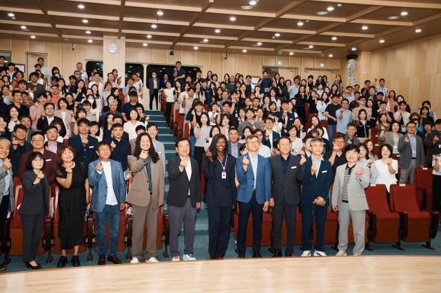 9월 7일 시청 별관 대강당에서 열린 ‘9월 월례회의’에 참석한 이현재 시장을 비롯하여 홍보대사 카니 씨와 하남시민 공직자들이 함께 단체사진을 촬영하고 있다 사진하남시