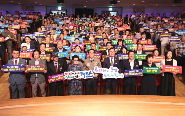 박수현 충남도지사가 8일 태안문화예술회관에서 열린 ‘태안군민과의 대화’에서 지역 현안과 민선 9기 도정 방향을 설명하고 있다사진태안군