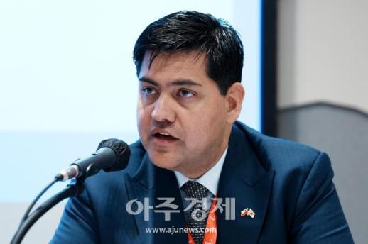 [포토] 인사말 하는 펠리페 우마냐 세론 주한 칠레대사관 상무관