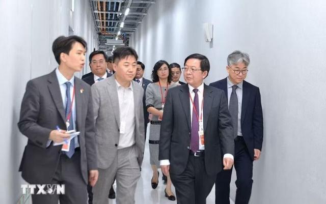 Phó Thủ tướng Hồ Quốc Dũng thứ hai từ phải thăm Trung tâm AI của Tập đoàn SK Ảnh TTX Việt Nam