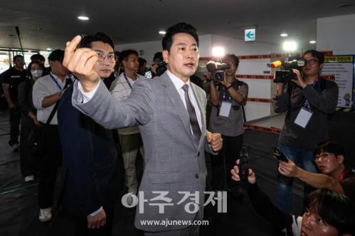 [포토] 선거 관련 용품 보관 장소 살피는 장동혁 대표