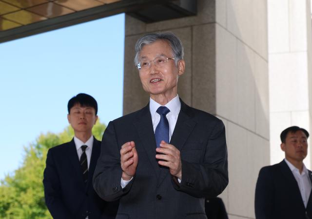  조희대 대법원장이 8일 서울 서초동 대법원으로 출근하고 있다