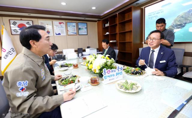 박수현 도지사와 조찬간담회를 진행 중인 윤희신 태안군수사진태안군