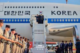 Lee arrives in Paris for summit with Macron