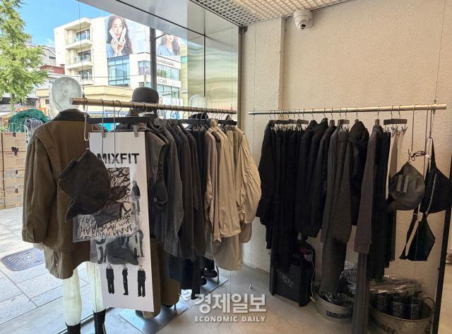 자아 한남점 팝업스토어에 전시돼 있는 FW 신상품 모습 사진정보운 기자