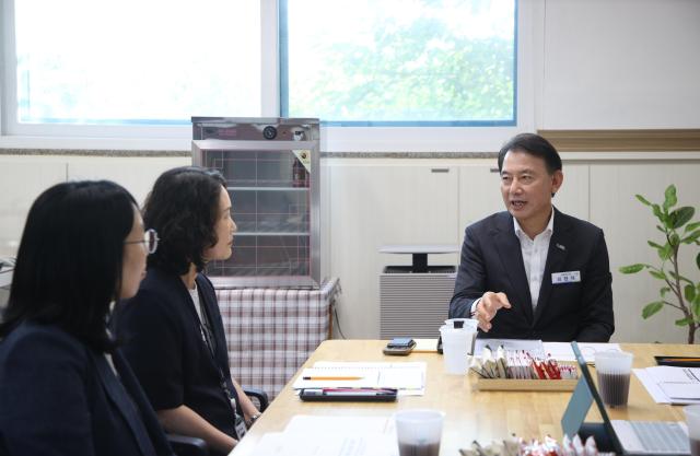최현덕 시장이 양정동 현장시장실에서 지역 현안과 주요 사업 추진 상황을 점검하고 있다 사진남양주시
