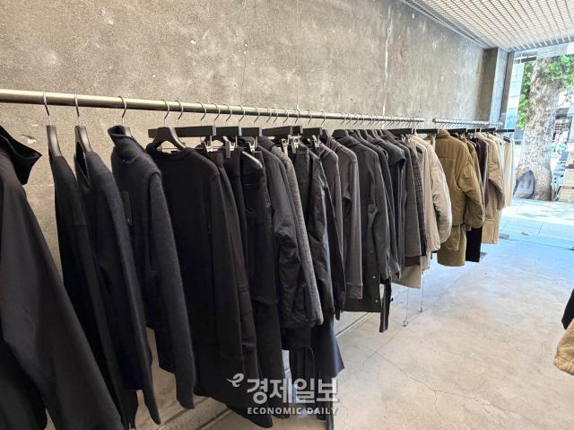 자아 한남점 팝업스토어에 전시돼 있는 FW 신상품 모습 사진정보운 기자