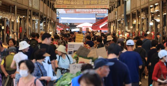 Citizens shop ahead of Chuseok holiday