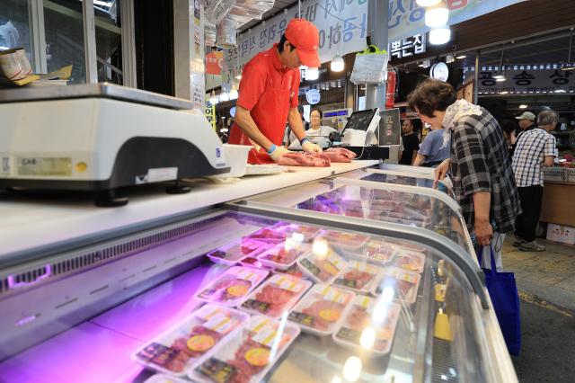 Citizens shop ahead of Chuseok holiday