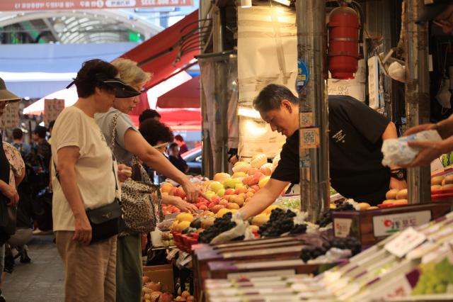 Citizens shop ahead of Chuseok holiday