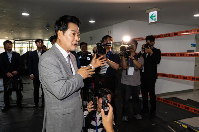 장동혁 국민의힘 대표가 8일 서울 송파구 올림픽공원 핸드볼경기장에 진입해 선거 관련 용품들이 보관된 곳을 살펴보고 있다 사진공동취재단