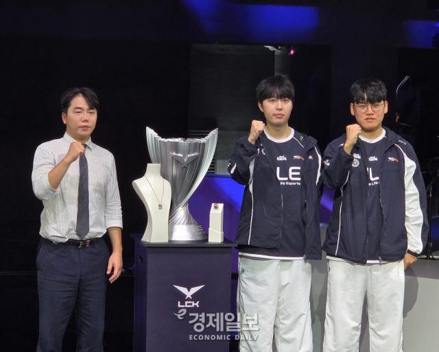 왼쪽부터 윤성영 한화생명e스포츠 감독과 카나비 서진혁 선수 구마유시 이민형 선수가 LCK 우승컵과 함께 기념 사진을 찍고 있다 사진류청빛 기자
