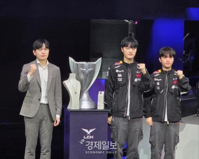 왼쪽부터 임재현 T1 감독과 페이즈 김수환 선수  케리아 류민석 선수가 LCK 트로피와 함께 기념 사진을 찍고 있다 사진류청빛 기자