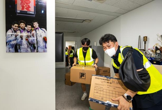 [포토] 체육단체, 올림픽 핸드볼경기장 진입해 물품 반출