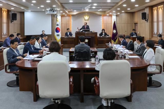 홍성군의회가 8일 본회의장에서 제322회 임시회 제1차 본회의를 열고 2026년도 제1회 추가경정예산안과 조례안 등 주요 안건 처리에 들어갔다사진홍성군의회