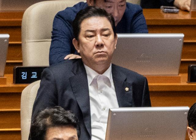 무소속 김병기 의원이 7일 국회에서 열린 본회의에 참석해 교섭단체 대표 연설을 듣고 있다사진연합뉴스