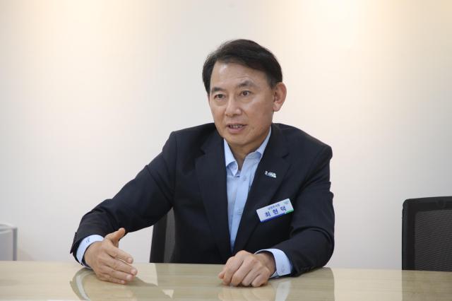 지난 7일 최현덕 시장이 권칠승 더불어민주당 정책위의장에게 ‘노인장기요양보험법’과 ‘시행령’ 개정을 건의했다 사진남양주시