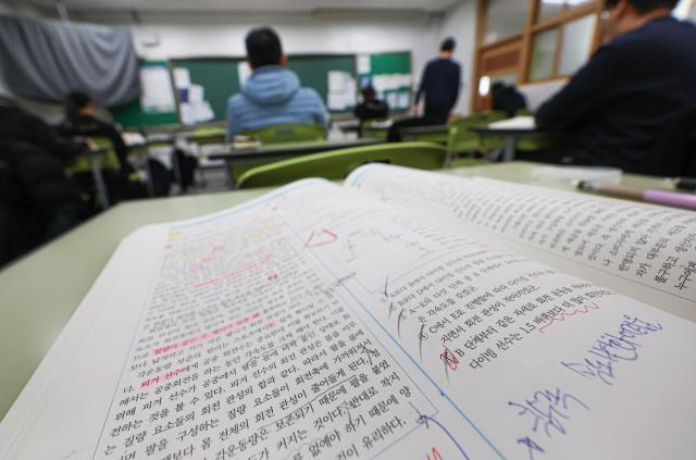 전국연합학력평가를 준비하고 있는 학생들 사진연합뉴스