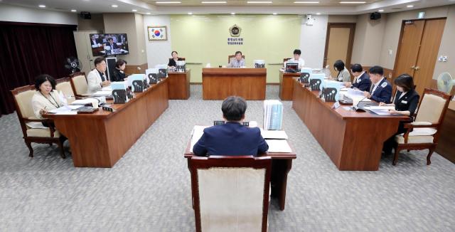충남도의회 행정문화위원회가 8일 제371회 임시회 제2차 회의를 열고 문화체육관광국 소관 제2회 추가경정예산안과 2027 세계청년대회 교구대회 지원 조례안 등 14개 안건을 심사하고 있다사진충남도의회