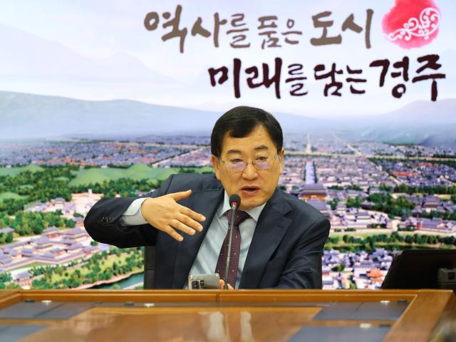 주낙영 경주시장이 8일 시청 영상회의실에서 국·소·본부장회의를 주재하고 있다 사진경주시