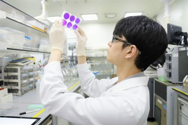 منصة الحمض النووي الرسول (mRNA) في امتحان جديد بعد كورونا... توسع من اللقاحات إلى مجال العلاجات