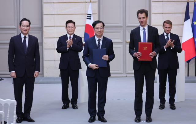 이종명 삼성전자 부사장과 아르퇴르 망슈 미스트랄AI 최고경영자가 8일현지시간 프랑스 파리 엘리제궁에서 이재명 대통령과 에마뉘엘 마크롱 프랑스 대통령이 임석한 가운데 투자협약서를 교환한 후 기념촬영을 하고 있다 왼쪽부터 이재용 삼성전자 회장 이 대통령 이종명 삼성전자 부사장 아르퇴르 망슈 미스트랄AI 최고경영자 마크롱 대통령 사진연합뉴스