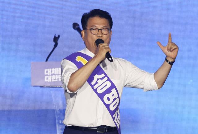 송영길 더불어민주당 대표 후보가 지난달 17일 대전 컨벤션센터에서 열린 제3회 더불어민주당 정기 전국당원대회에서 정견 발표를 하고 있다 사진연합뉴스