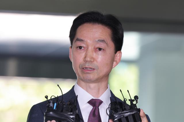 중대범죄수사청장 후보로 지명된 김지용 변호사가 8일 서울 종로구 정부서울청사 창성동 별관에 마련된 인사청문회 준비 사무실로 출근하며 취재진에 소감을 밝히고 있다 사진연합뉴스