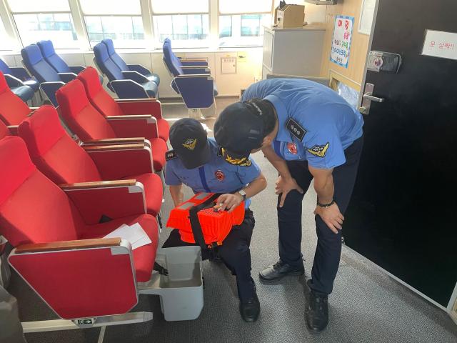 동해해경이 여객선 구명조끼 분산보관 및 즉시사용 가능상태 확인하고 있다 사진동해해경