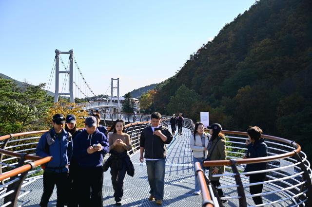 “2년 만에 64만 명 방문”…설악향기로 설악동 관광 재도약 이끈다_설악향기로 가을 전경 사진속초시