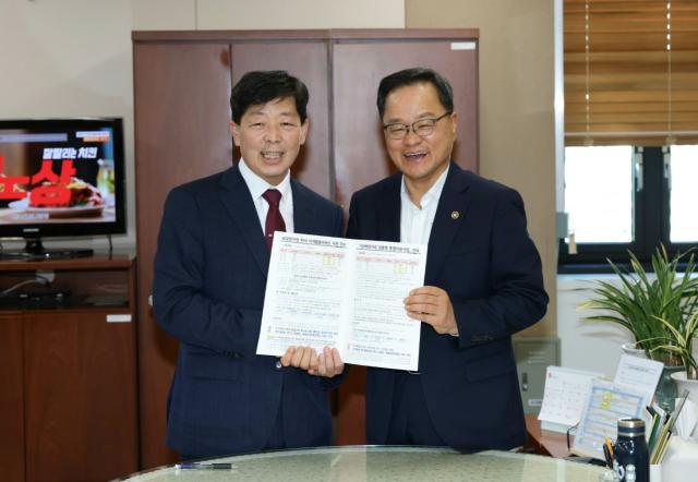 박정주 홍성군수왼쪽가 8일 성평등가족부에서 정구창 차관을 만나 외국인 자녀의 아이돌봄서비스 지원 확대와 이주배경가족 정착 지원 방안을 논의했다 사진홍성군