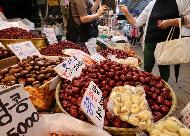 추석 농축산물 할인 한도 없앤다…정부, 900억원 추가 투입