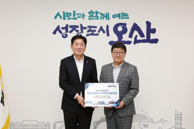 조용호 시장이 KD운송그룹 허상준 회장을 만나 출퇴근 시간대 광역버스 이용 불편을 전달하고 서울 방면 노선의 증차와 운행 횟수 확대를 요청했다 사진오산시