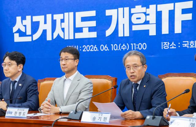 더불어민주당 선거제도 개혁TF 단장인 송기헌 의원이 지난 6월 10일 국회에서 열린 TF 1차 회의에서 발언하고 있다사진연합뉴스